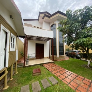 Casas-VENTA (ALQUILER) DE HERMOSA CASA INDEPENDIENTE
